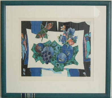 Weißer Tisch mit grüner Decke